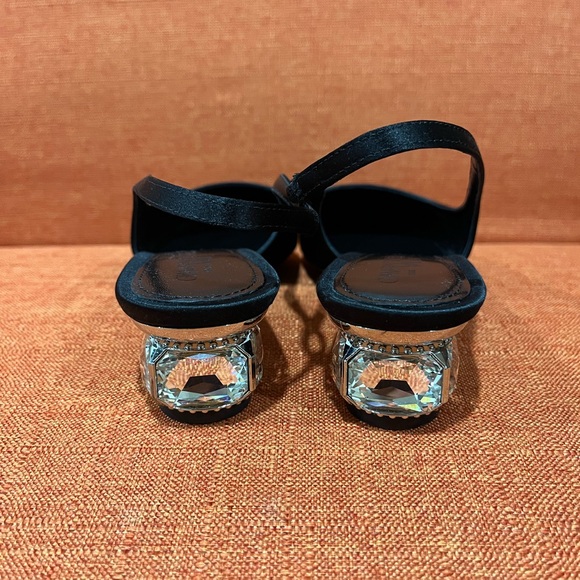 Giambattista Valli
Suede Crystal-Heel Slingback Pumps NWT retail $840 - Picture 13 of 15